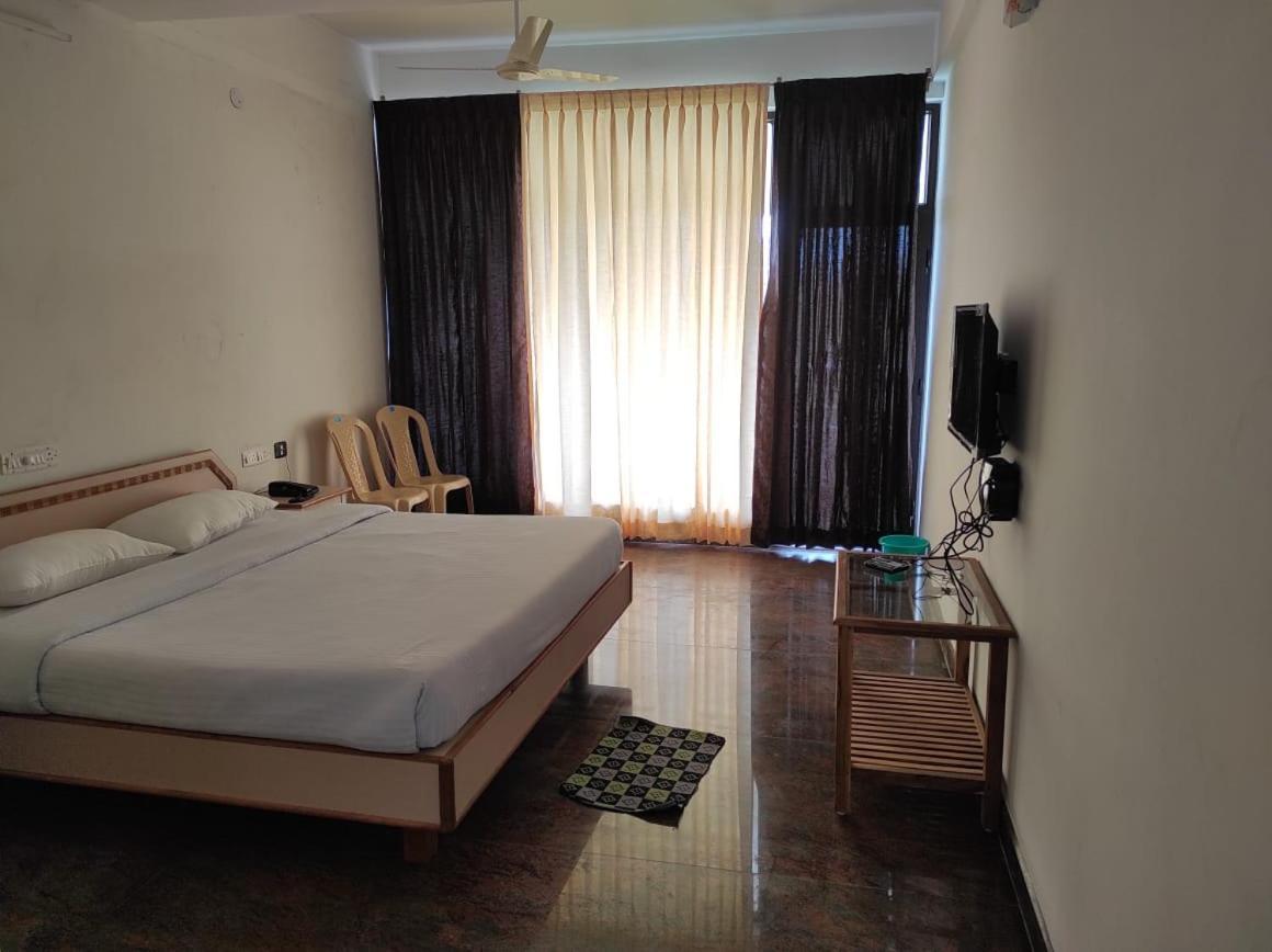 Sabari Residency Hotel Vālpārai Exterior foto